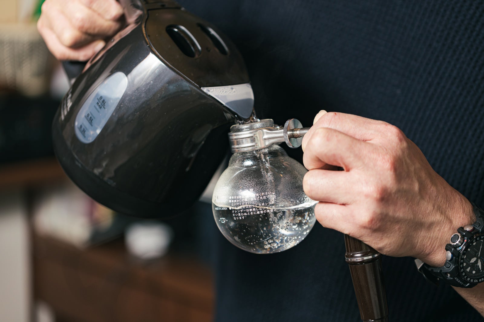 水を使って調理する様子